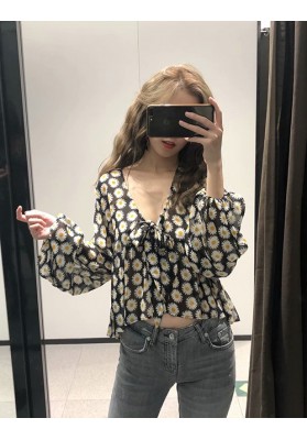 Black Daisy Laminated Flower Print V-neckline Lace-up Pullover Shirt